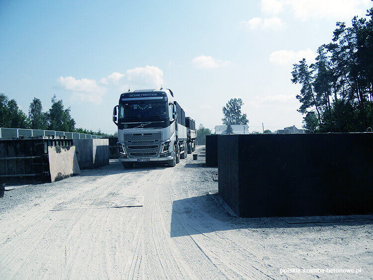 Transport szamb betonowych  w Wrześni